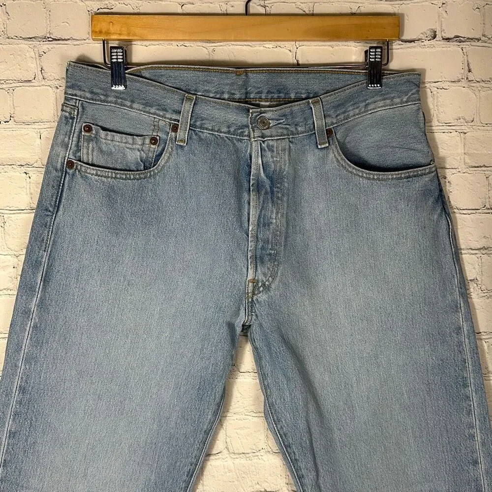 Vintage 90s Levi’s Mens 501 Straight Jeans size W36 x L34 Button‎ Fly Light Wash